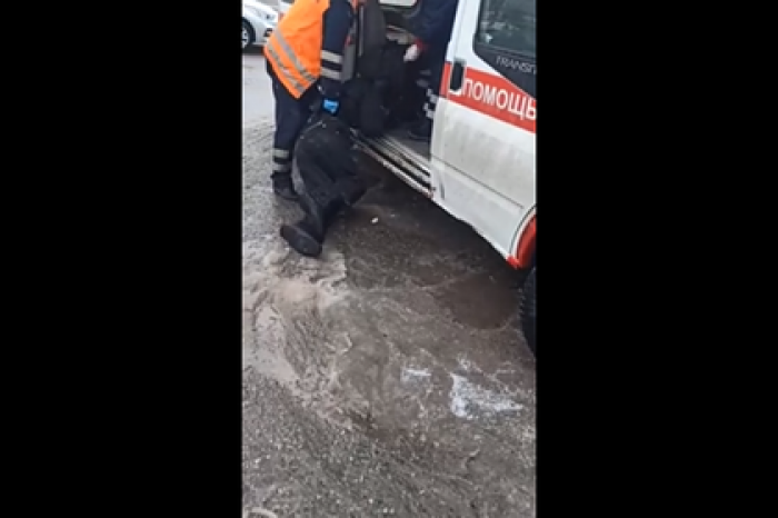 Главврача станции скорой помощи уволили из-за таскания пациента по асфальту