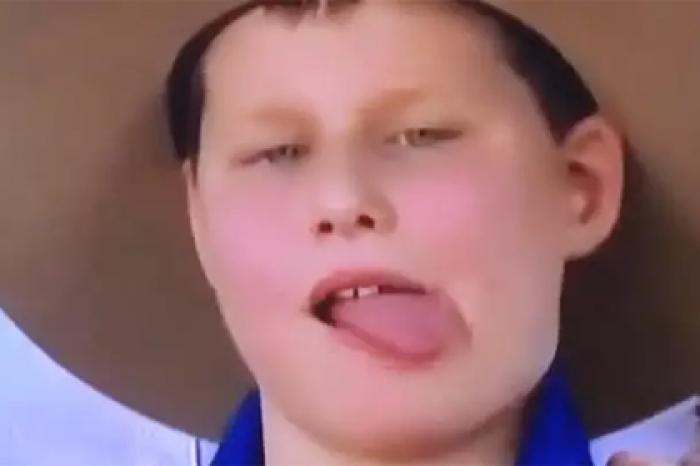 Мальчик перекусил мухами в прямом эфире и удивил зрителей