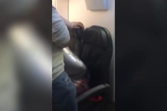 Мужчину обмотали багажной пленкой в самолете из-за поддельной визы