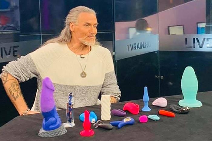Никита Джигурда появился в эфире телеканала с фаллоимитаторами