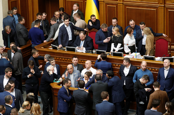 Оппозиция заблокировала трибуну Рады