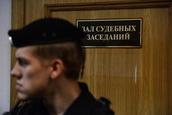Подозреваемый в убийстве жены россиянин покончил с собой в суде