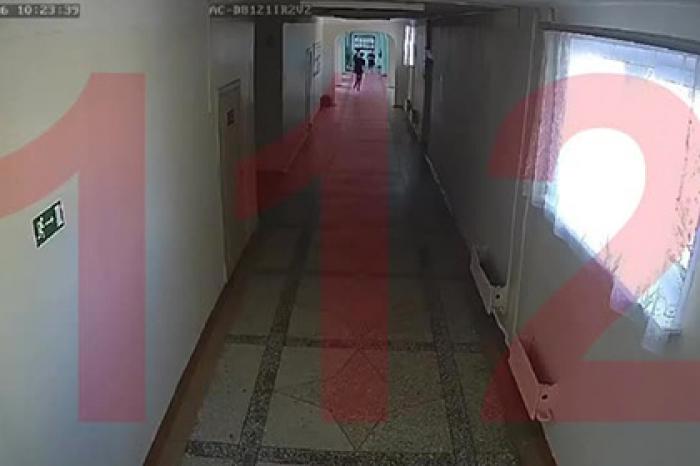 Появилось видео побега пырнувшего ножом учительницу российского школьника
