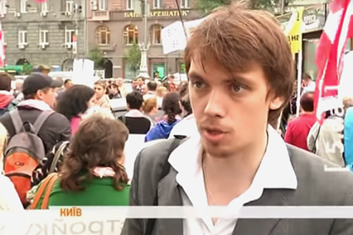 Премьер-министр Украины подрабатывал в массовке