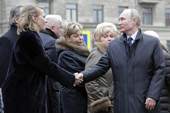 Путин и Собчак пожали руки