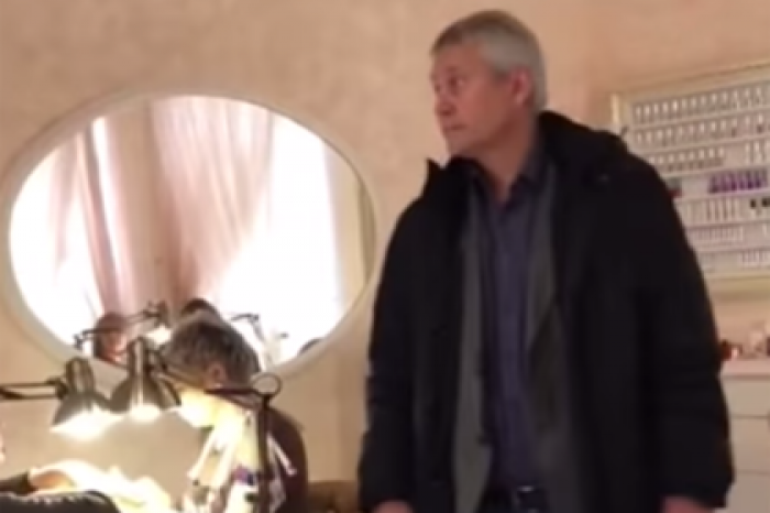 Российский депутат устроил погром в салоне красоты и попал на видео