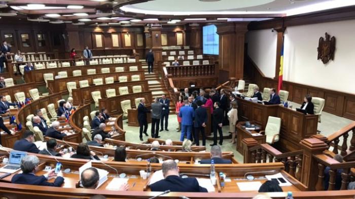 Скандал на заседании парламента. Депутаты ПДС и ППДП заблокировали трибуну