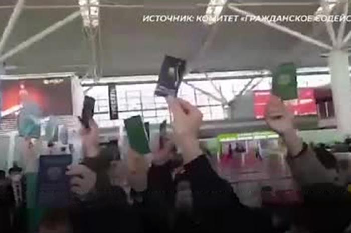 Скандирующих «мы хотим домой» пассажиров российского самолета в КНР сняли на видео