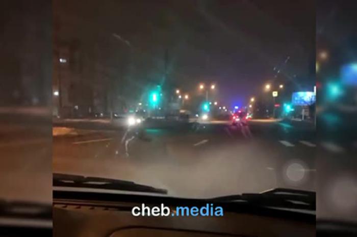 Скорая объехала ползущего по дороге россиянина и попала на видео