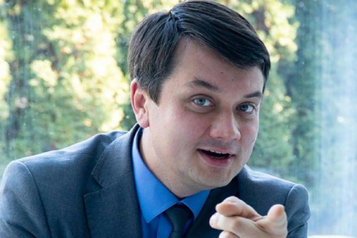 Спикер Верховной Рады запретил приходить к нему с телефонами