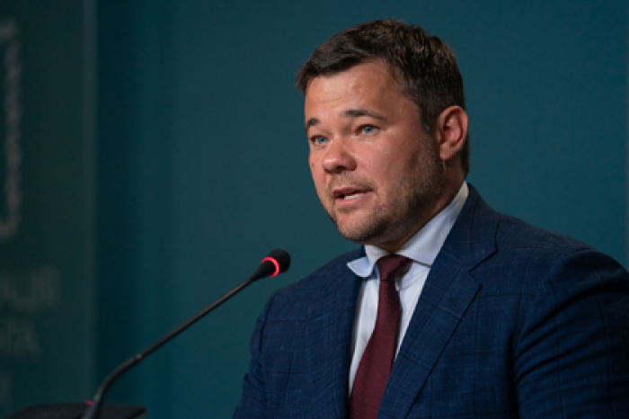 Стало известно о резкой манере общения уволенного главы офиса Зеленского