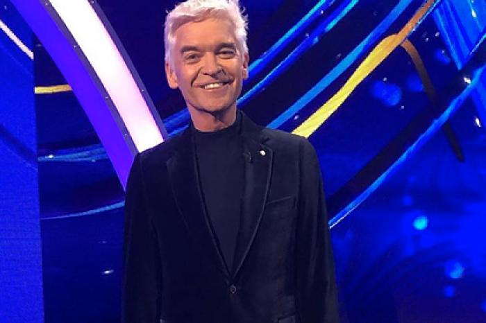 Телеведущий признался в гомосексуальности после 27 лет брака и шокировал жену