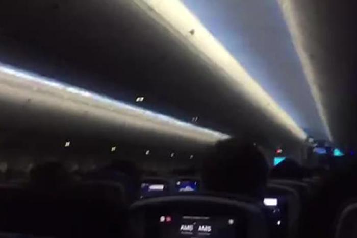Ужас пассажиров при пятой попытке посадить лайнер в ураган сняли на видео