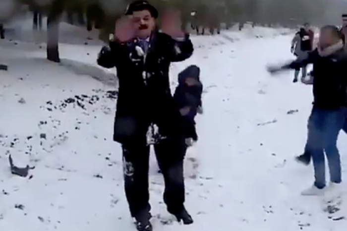 В Ираке ведущего закидали снежками во время эфира