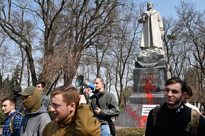 В Киеве начали сбор подписей за снос памятника генералу СССР