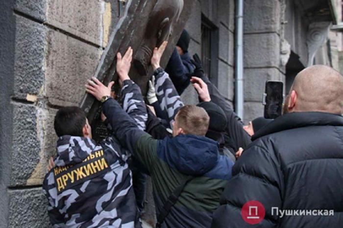 В Одессе сорвали и топтали ногами последний барельеф Жукову