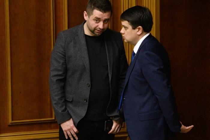 В партии Зеленского анонсировали кадровые перестановки