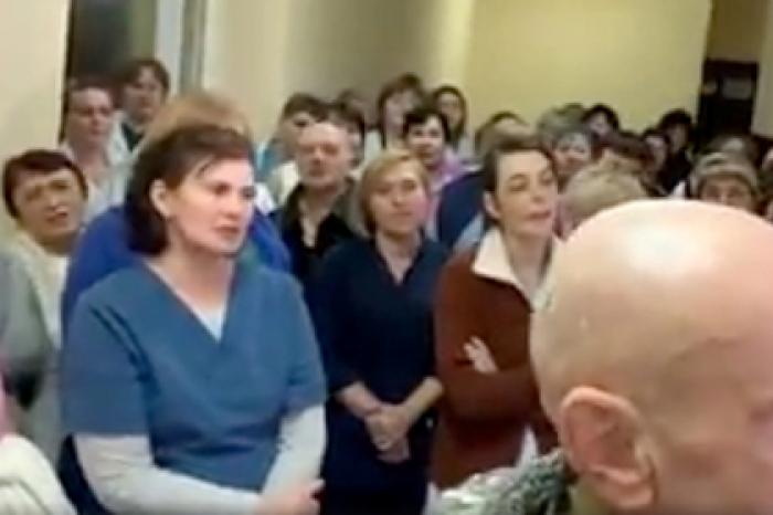 Врачи отметили гимном Украины избавление от лечения эвакуированных из Уханя