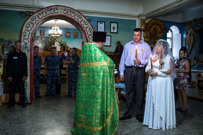 В РПЦ предложили признать венчание официальным браком