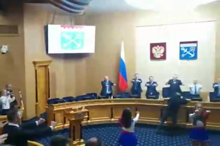 Зарядка с участием чирлидерш в правительстве Ленобласти попала на видео