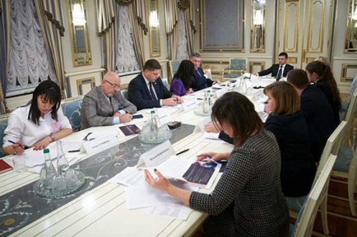 Зеленский призвал создать программу украинизации молодежи Донбасса