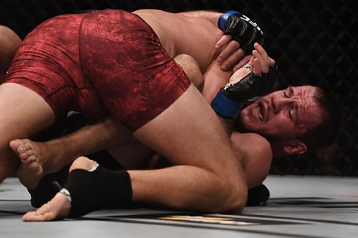 Боец UFC показал фото с флагами России и Украины после победы на турнире