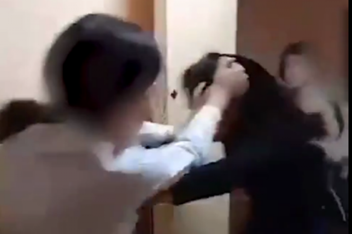 Драка российских школьниц в раздевалке попала на видео