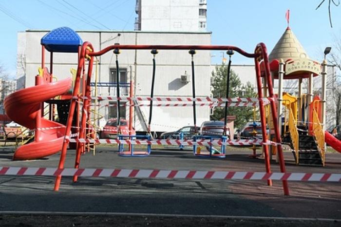 Губернаторы попросили россиян сидеть дома