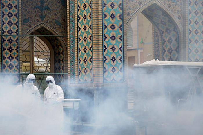 Иранцы лизнули святыни и оказались под арестом