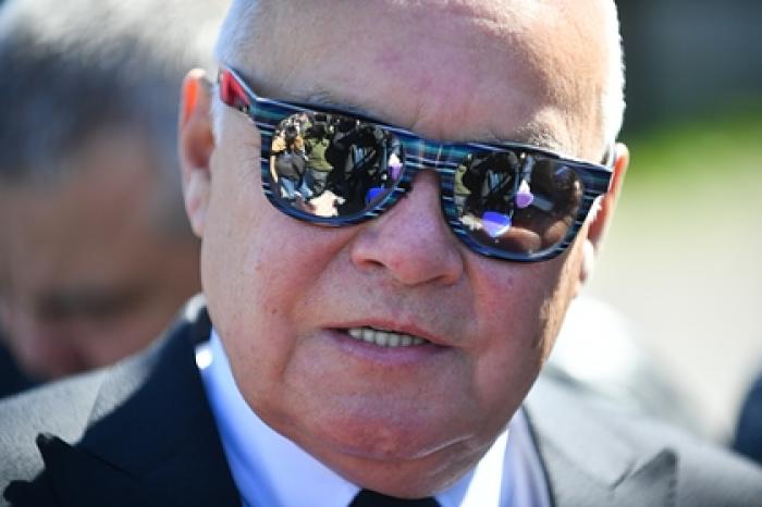 Киселев «без паники» объяснил выгоду России от дешевой нефти