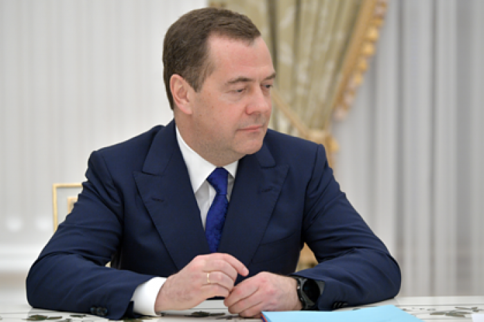 Медведев связал поправки в Конституцию с укреплением суверенитета России