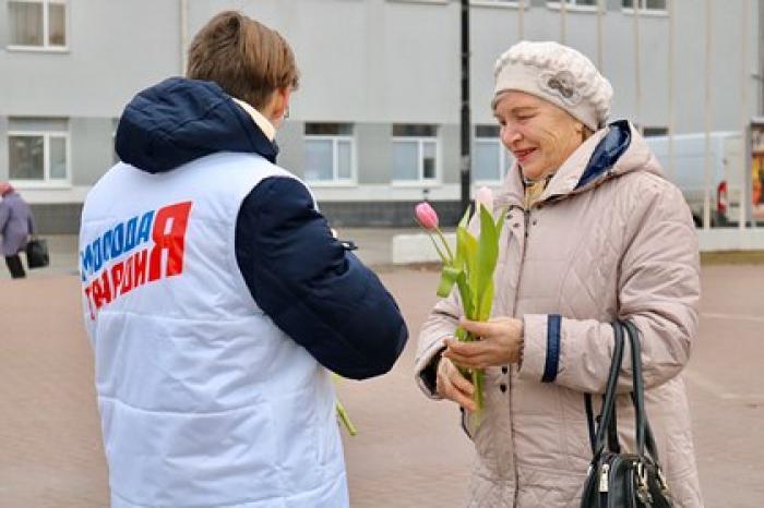Молодогвардейцы поздравили россиянок по всей стране