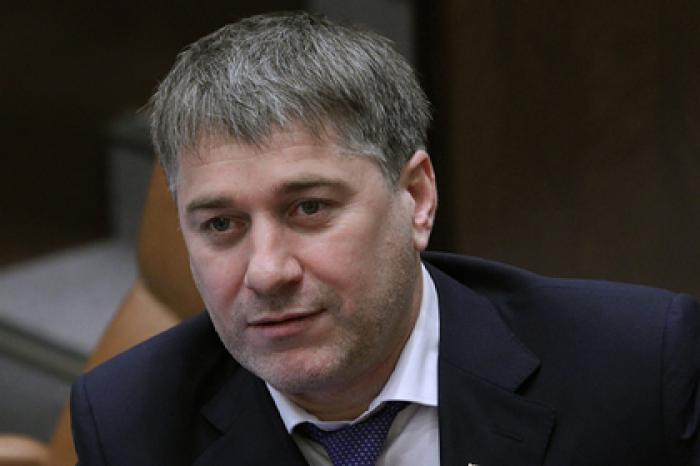 Песков объяснил награждение пять лет не вносившего поправки в законы сенатора