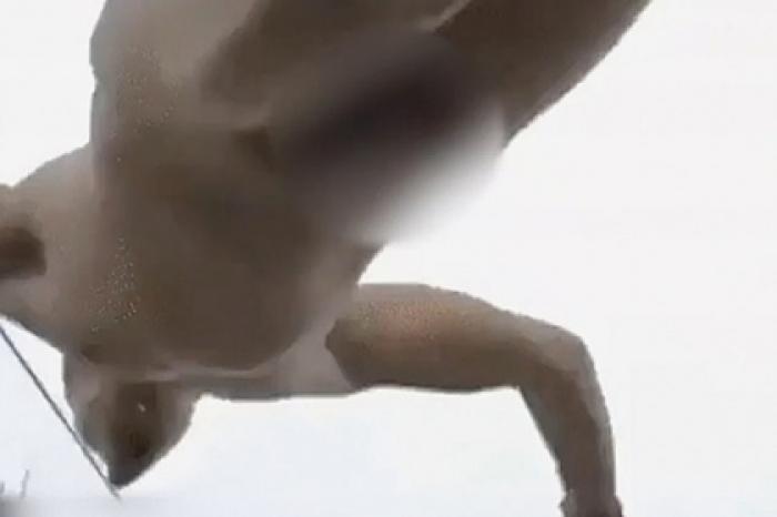 Популярный ведущий случайно появился голым в прямой трансляции