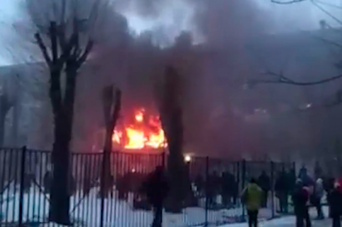 Пожар после взрыва в жилом доме в Магнитогорске попал на видео