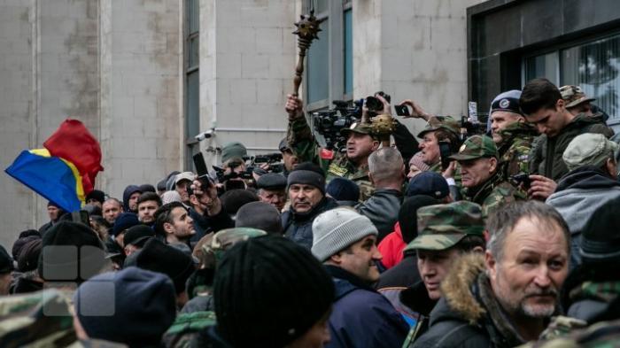 Представители властей не вышли к протестующим в центре столицы