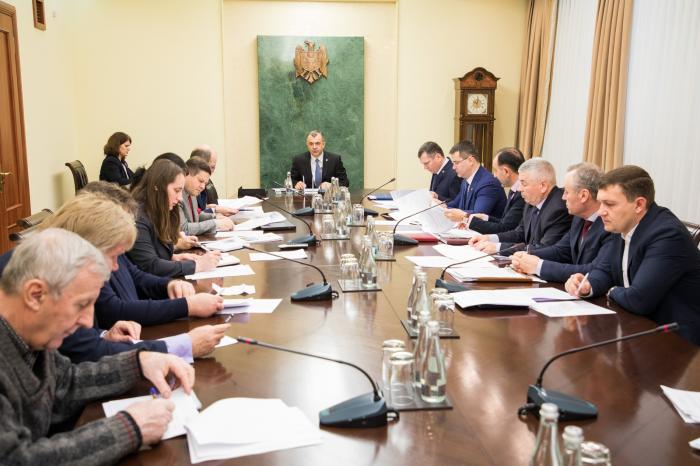 Prim-ministrul a discutat programul de repartizare a mijloacelor fondului rutier