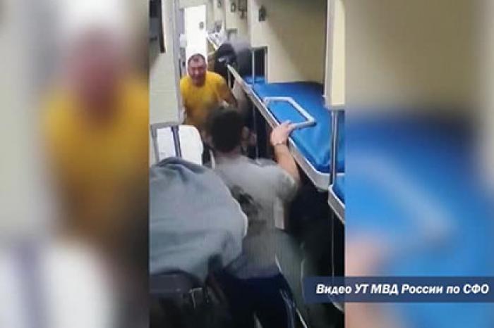 Притаившийся в поезде россиянин воткнул нож в ногу попутчика и попал на видео