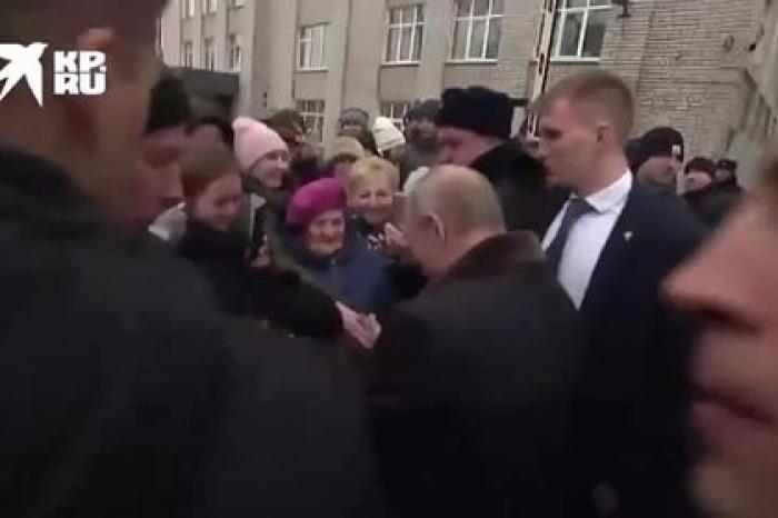 Путин обнял и расцеловал россиянку