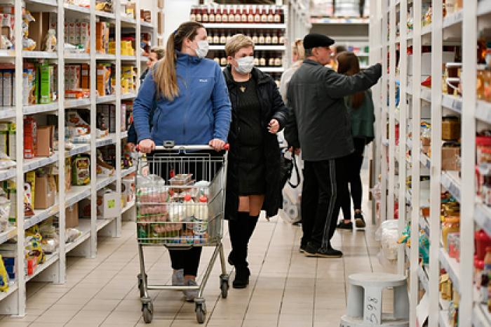 Россиянам посоветовали мыть купленные продукты вместе с упаковкой