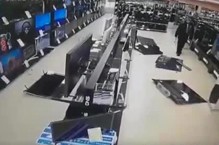 Россиянин зашел в магазин, начал громить телевизоры молотком и попал на видео