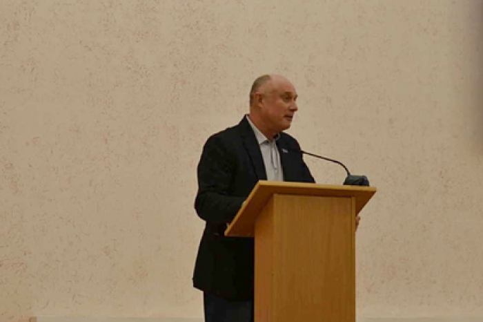 Российский депутат решил сложить полномочия и уехать загорать на Гавайи