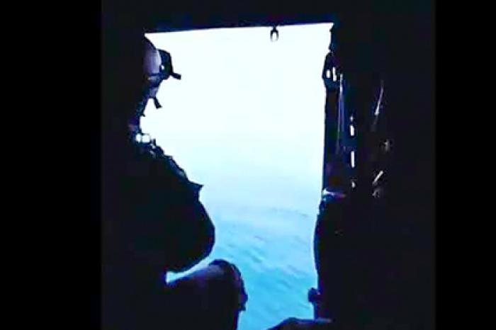 Российский вертолет устроил сверхнизкий полет над морем в Сирии