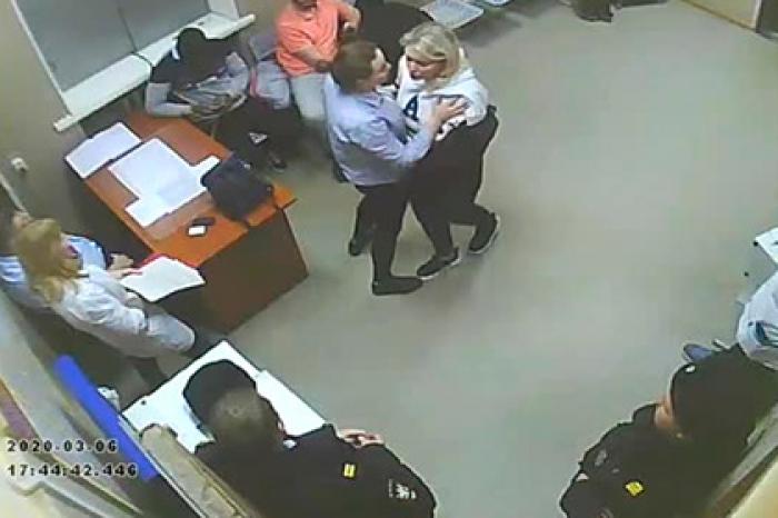 Снятые с поезда в Белоруссию россиянки устроили дебош в полиции