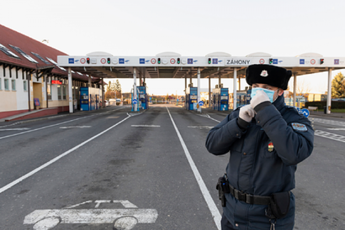 Сотни украинцев вернулись на родину из Венгрии пешком