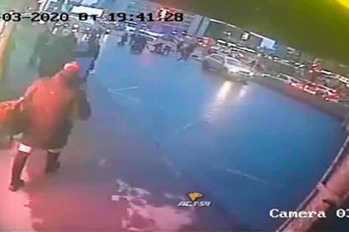 Внедорожник наехал на россиян на переходе и попал на видео