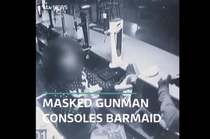 Вооруженный бандит полез обниматься во время ограбления и попал на видео
