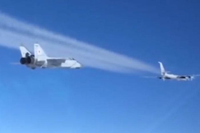 Выполнившие полет в районе Аляски российские Ту-142 показали на видео