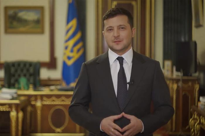 Зеленский уговорил свою мать самоизолироваться
