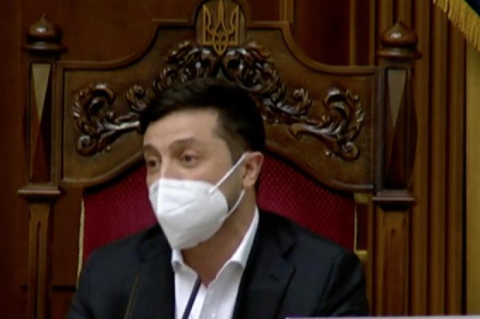 Зеленский в маске выступил в Раде